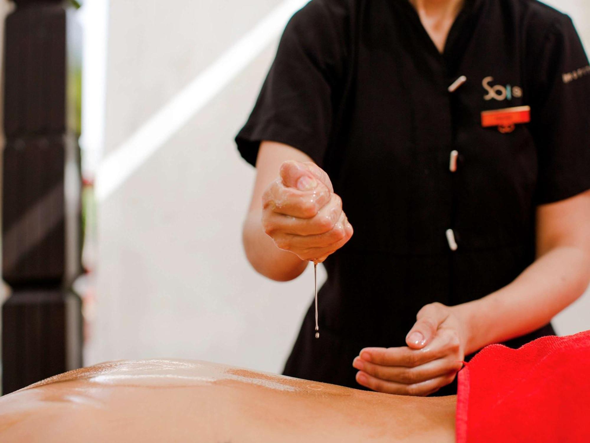 Sofitel Marrakech Palais Imperial & Spa Marrakesh Luaran gambar Acupuncturist preparing to tap needle into skin